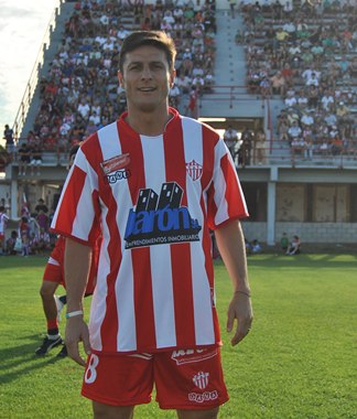 El Pupi presentó la nueva camiseta de Talleres de Remedios de Escalada - Olé